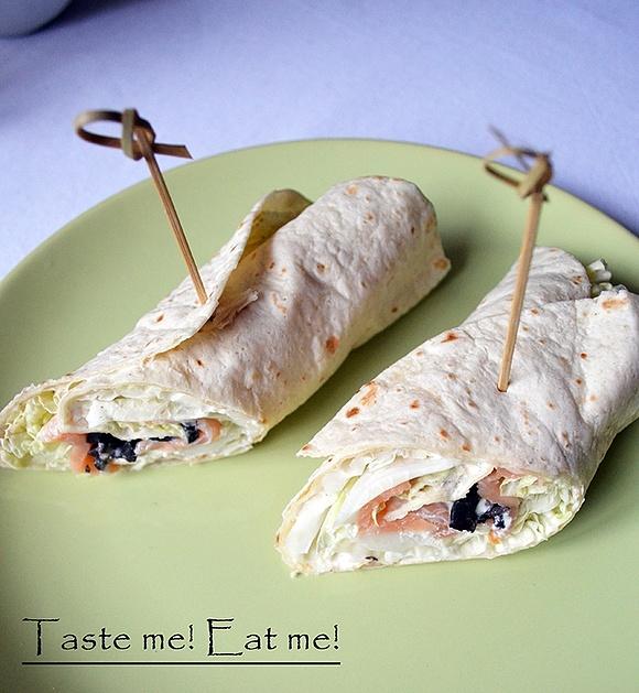 Tortilla z wędzonym łososiem i limonkowym jogurtem