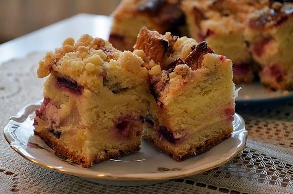 Zawijane ciasto drożdżowe z owocami