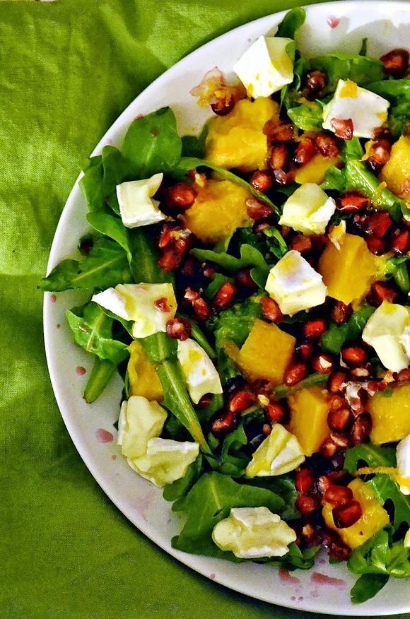 Kolorowa sałatka z mango, granatem i camembertem w dressingu pomarańczowym