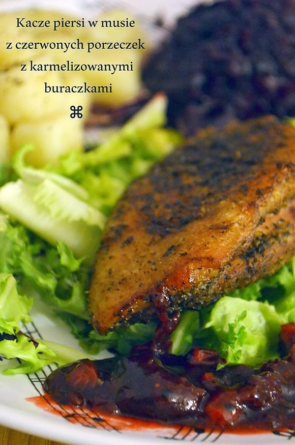 Kacze piersi w musie z czerwonych porzeczek z karmelizowanymi buraczkami