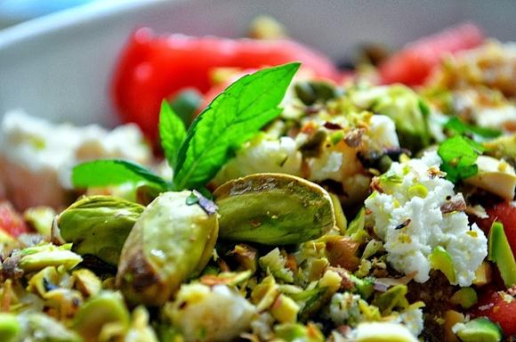Orzeźwiająca sałatka arbuzowa z fetą, pistacjami i miętą