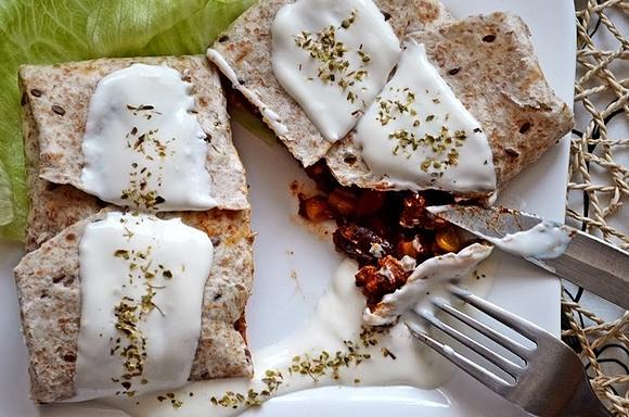 Meksykańskie burrito z mieloną wołowiną i czerwoną papryką