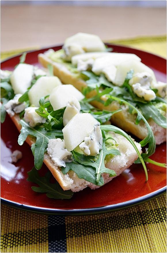 Bagietka z gorgonzolą, awokado i gruszką na brunch