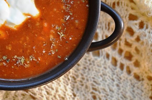 Rozgrzewająca zupa pomidorowa z czerwoną soczewicą i curry
