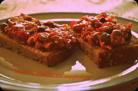 Tatar ze śledzia na razowym chlebie