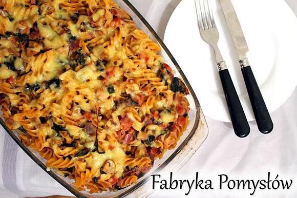 Zapiekanka makaronowa z szynką szpinakiem i pieczarkami