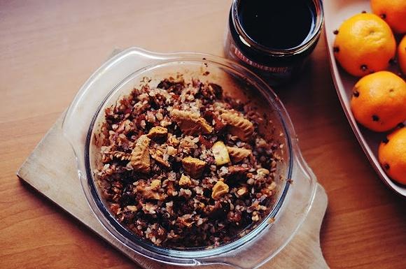 Pieczone jabłka z syropem daktylowym, orzechami i kaszą gryczaną