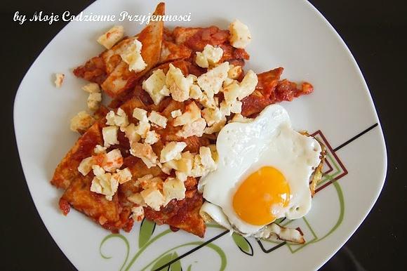 Chilaquiles meksykańskie śniadanie z tortilli i jajkiem