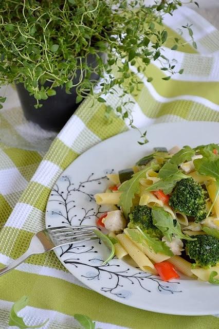 Penne z kurczakiem i warzywami w sosie kokosowym