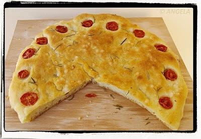 Focaccia z Apulii z pomidorkami