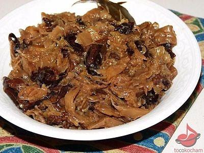 Bigos wigilijny z suszonymi grzybami i wędzonymi śliwkami