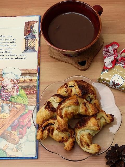 Rogaliki z nadzieniem żurawinowym i śliwkowym z gorącą czekoladą