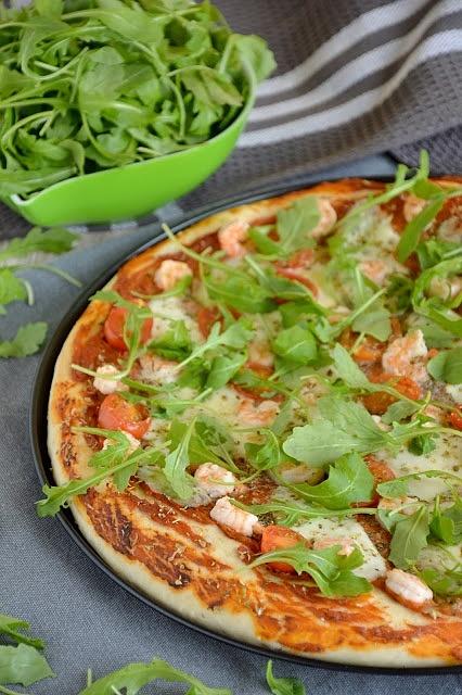 Pizza z krewetkami, pomidorami, mozzarellą, rukolą i pastą z awokado