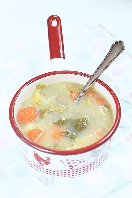 Zupa z kapusty włoskiej i fasolki