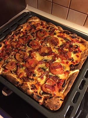 Pizza według przepisu Ewy Wachowicz na ciasto i dodatki