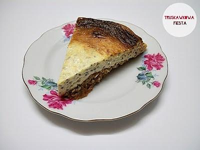 Lekki sernik z nasionami chia i żurawiną na spodzie z daktyli