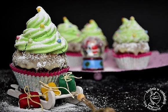Czekoladowe muffinki choinki z bezową dekoracją na święta
