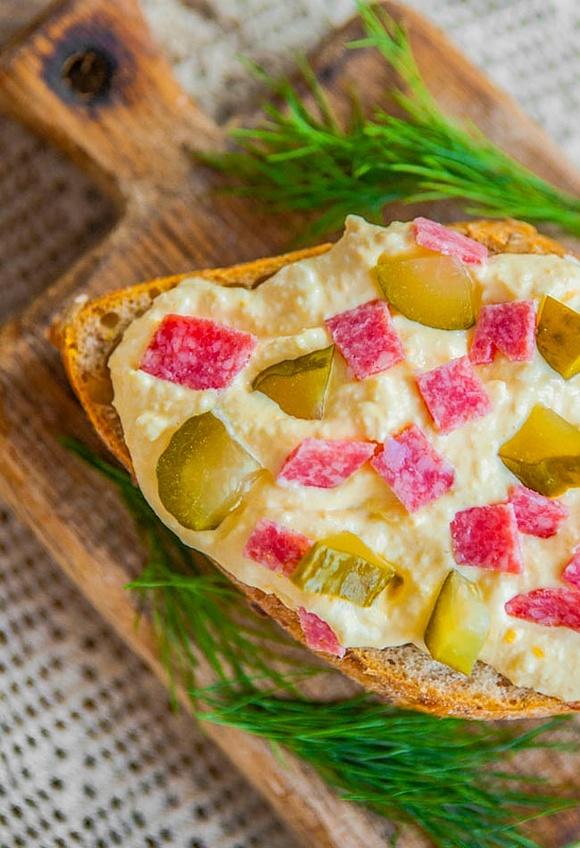 Pasta jajeczna z salami i ogórkiem konserwowym