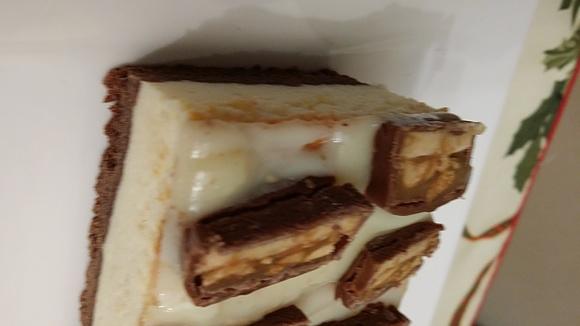Sernik Snickers z orzeszkami i czekoladą