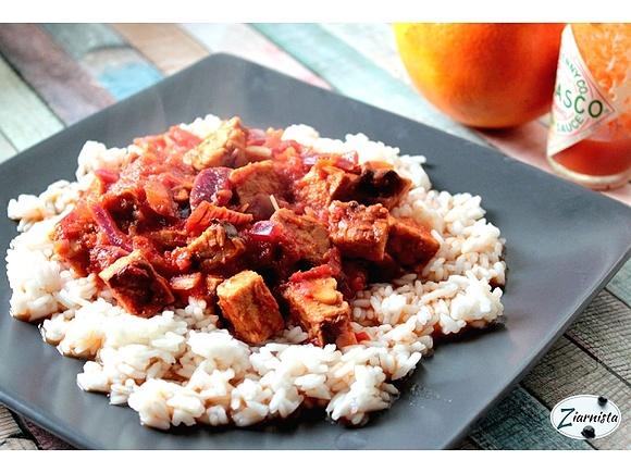 Tempeh w sosie pomidorowo-pomarańczowym na ryżu