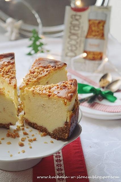 Świąteczny sernik z karmelową nutą na orzechowym spodzie bez glutenu