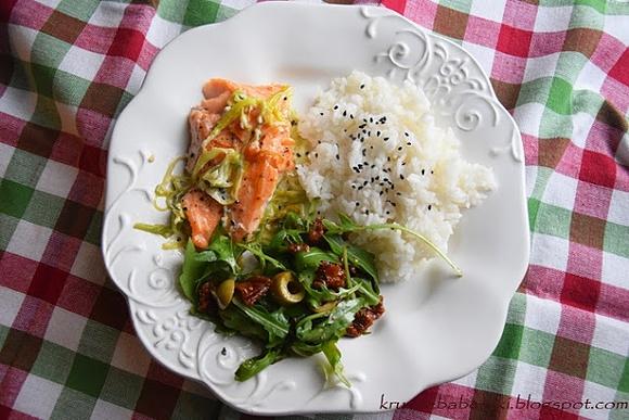 Łosoś z porem, czarnuszką, ryżem i rukolą z suszonym pomidorem i oliwkami