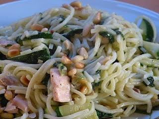 Spaghetti ze szpinakiem, cukinią i orzeszkami pini
