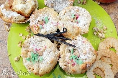 Muffiny z suszonymi jabłkami nadziewane twarożkiem i karmelem waniliowym