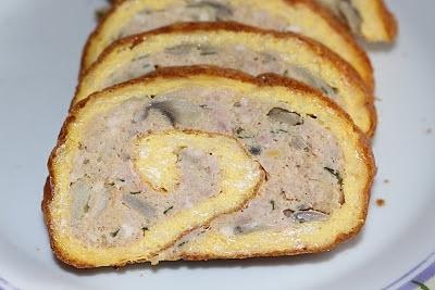 Rolada z mięsa mielonego z pieczarkami i żółtym serem