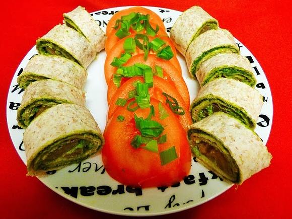 Roladki z pesto z jarmużu i słonecznika z pomidorem