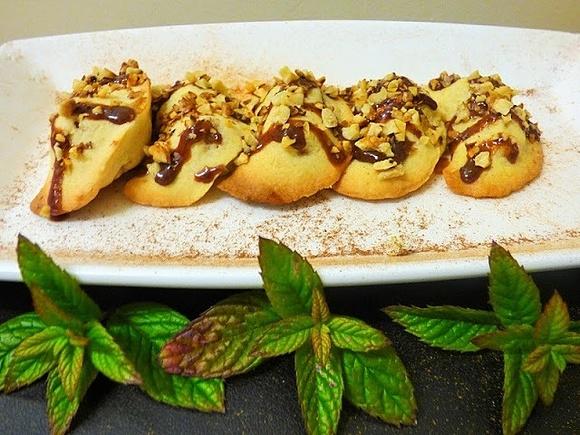 Kruche pierożki z jabłkiem i cynamonem