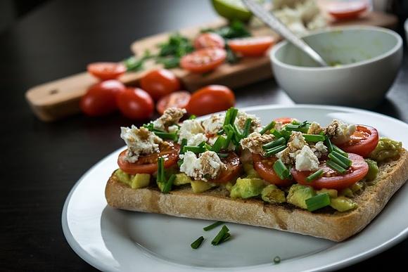 Grzanki z awokado, pomidorami i serem feta