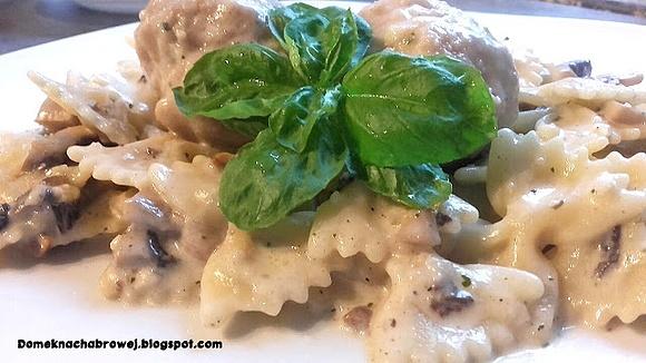 Farfalle w sosie śmietanowo-grzybowym