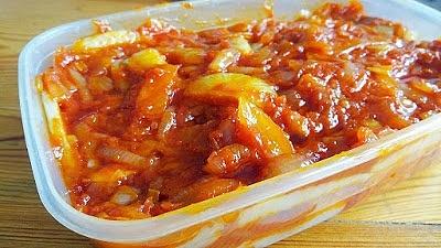 Śledzie z miodem i cebulą - przepis na imprezy i święta