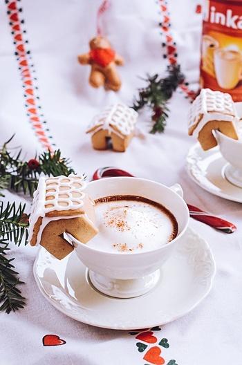 Pierniczkowe cappuccino z domkiem z piernika