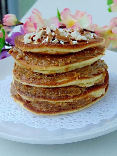 Jaglane pancakes z kremem migdałowo-miodowym