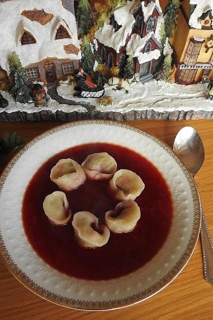 Barszcz wigilijny z buraków i grzybów
