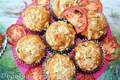 Muffiny pomidorowe z serem i szynką na soku pomidorowym