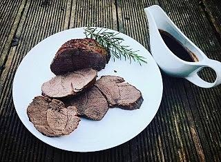 Udziec z sarny z sosem z jagód jałowca i czarnej trufli