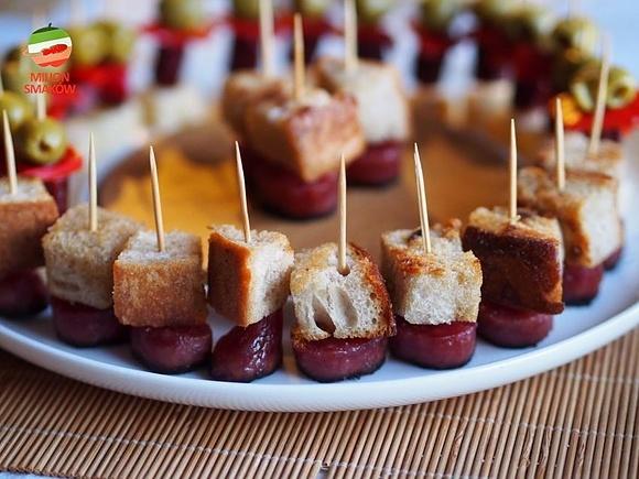 Hiszpańskie koreczki z chorizo i chleba czosnkowego