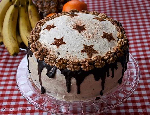 Korzenny tort na 60 urodziny z mascarpone i śmietaną