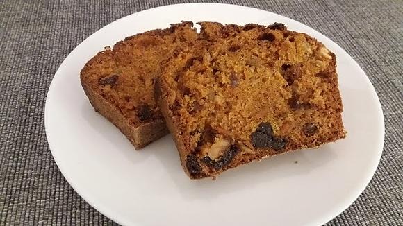 Marchewkowe ciasto na słodko z polewą z białej czekolady