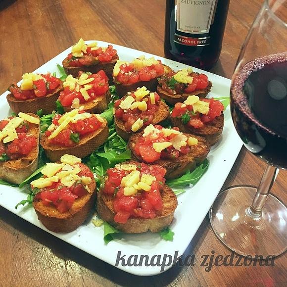 Bruschetta z pomidorami i bazylią
