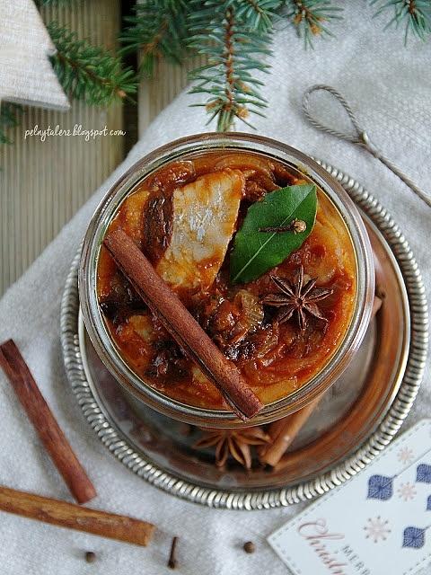 Śledzie korzenne z pomidorami