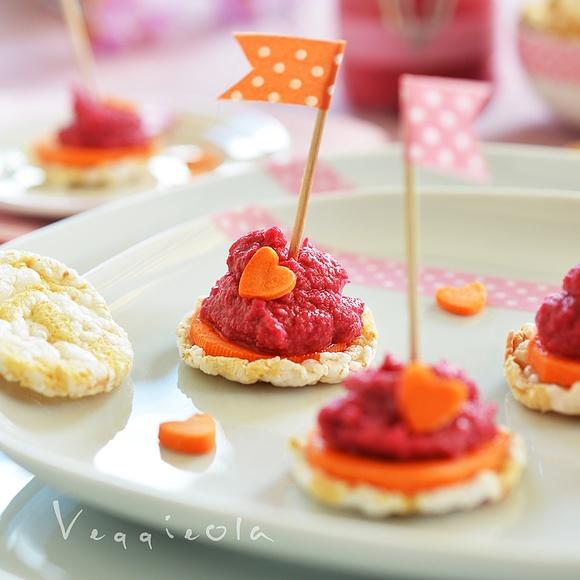 Kanapeczki z buraczanym hummusem i marchewką
