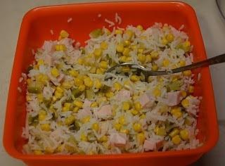 Sałatka z piersią z indyka, kukurydzą i ryżem basmati