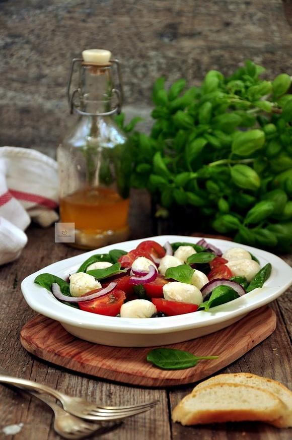 Sałatka z marynowaną mozzarellą, pomidorkami i oliwkami