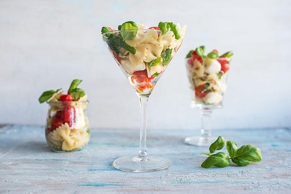 Imprezowe Caprese z makaronem Lubella