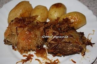 Żeberka pieczone w kiszonej kapuście