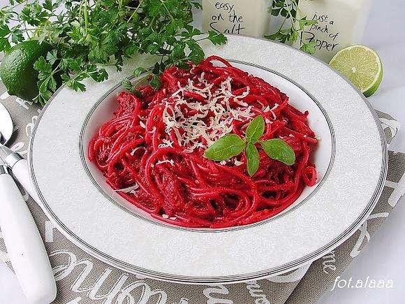 Spaghetti z buraczkowym pesto